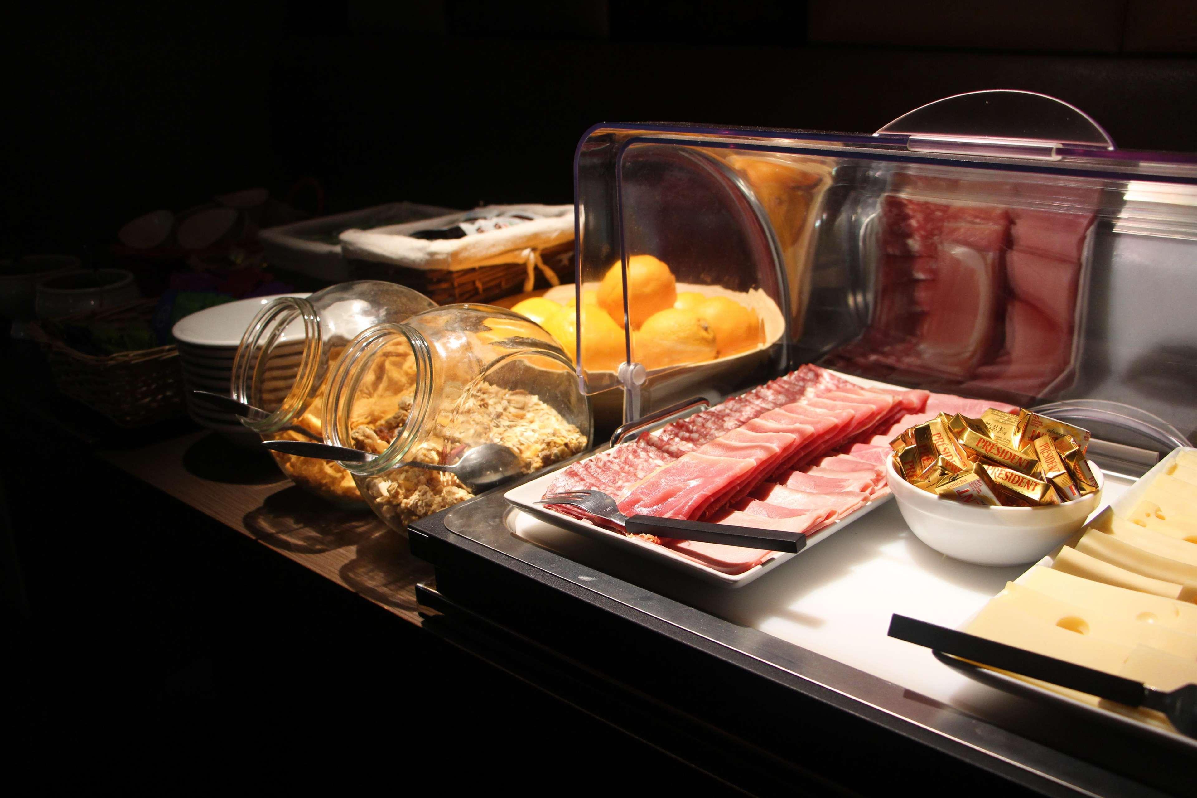 Kyriad Restaurant Centre Spa Віші Екстер'єр фото